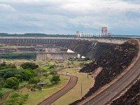 Enorme barrage d'Itaipu