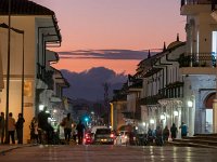 Rue de la ville en soirée