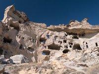 Eglise de St Jean le Baptiste et ruines troglodytes