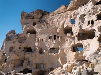Eglise de St Jean le Baptiste et ruines troglodytes